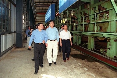2000年9月19日，时任浙江省委书记张德江一行视察公司