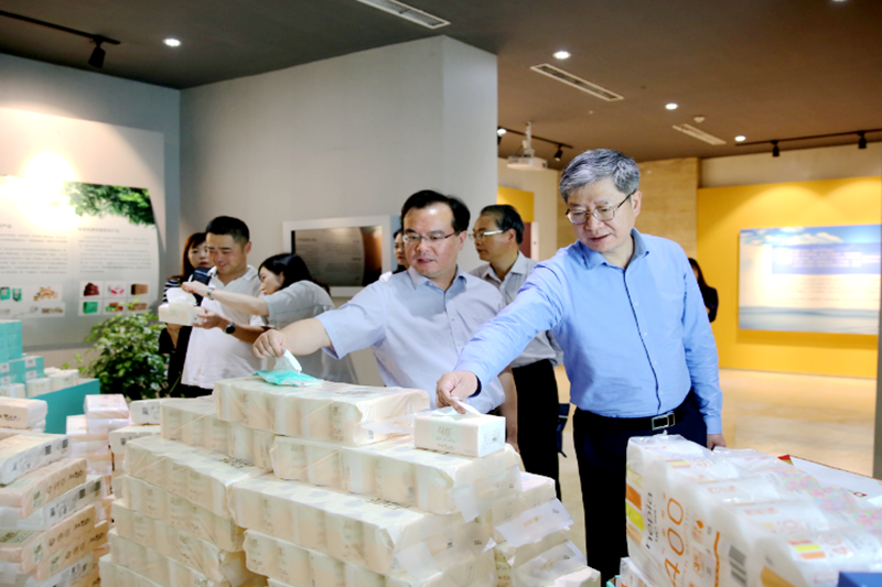 2019年 5月22日，时任浙江省社会组织综合党委专职副书记、省民政厅社会组织管理局局长蔡国华莅临恒峰g22纸业调研企业发展情况和党建工作