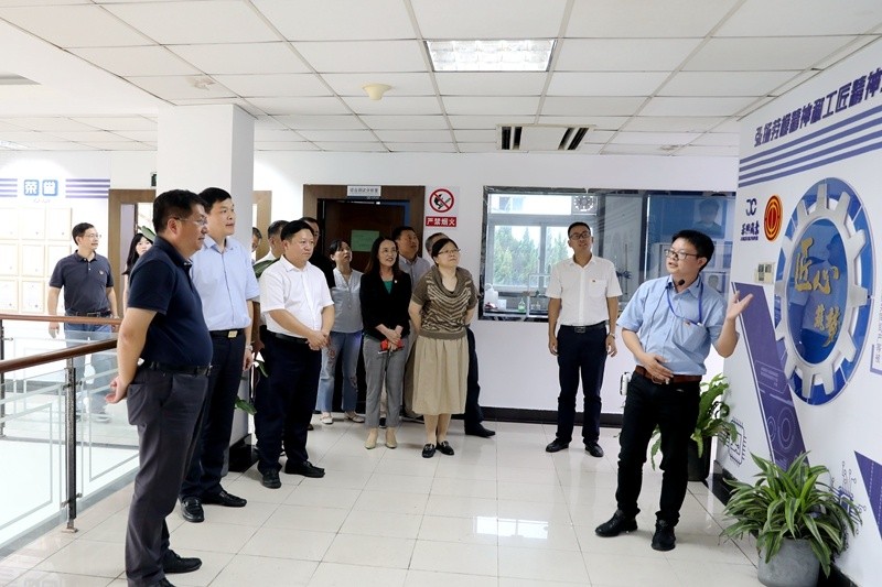 2020年7月29日，时任浙江省政协常委、社法委副主任、省总工会副主席、一级巡视员董建伟莅临恒峰g22纸业调研新时代工匠培育工作