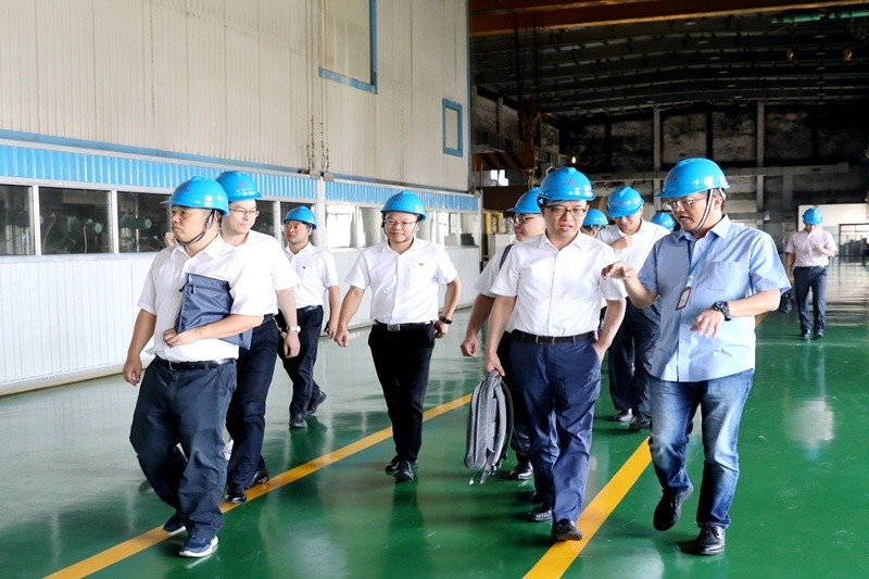 2020年9月8日,时任商务部亚洲司副司长杨伟群、马来西亚驻华使馆公使施志光莅临恒峰g22纸业对马来西亚项目进行调研