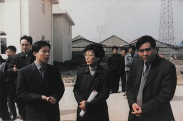 2001年2月20日，时任国家环保局副局长汪纪戎一行视察公司