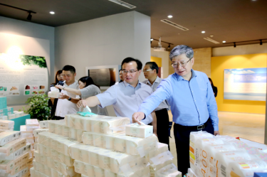 2019年 5月22日，时任浙江省社会组织综合党委专职副书记、省民政厅社会组织管理局局长蔡国华莅临恒峰g22纸业调研企业发展情况和党建工作